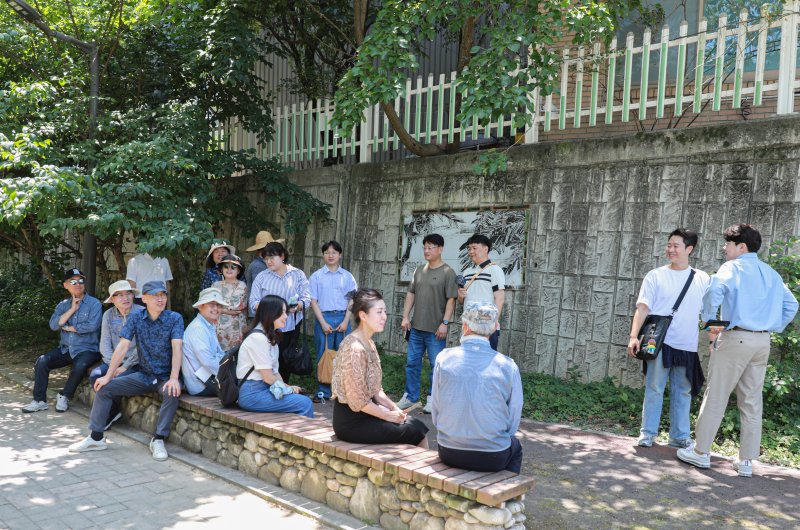 시민정책패널과 일광기념관 등이 공동주관한 '쉬엄쉬엄 걷기’ 182-1회 특별프로그램 참가자들이 12일 광주 북구 문화동 일대를 답사하고 있다.(일광기념관 제공. 재판매 및 DB 금지) 2025.7.13/우리카지노 바카라사이트1