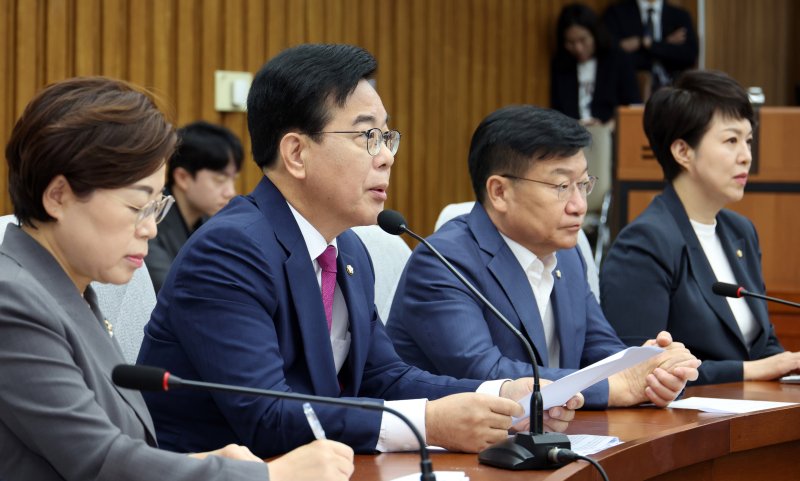 [서울=뉴시스] 김금보 기자 = 송언석 국민의힘 비상대책위원장 겸 원내대표가 11일 서울 여의도 국회에서 열린 원내대책회의에서 발언을 하고 있다. 2025.07.11. kgb@newsis.com