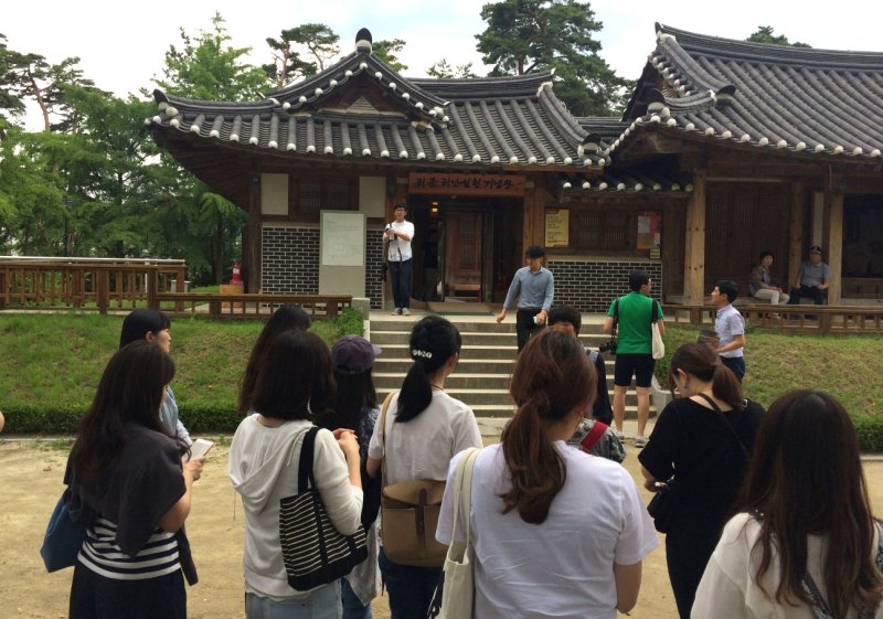 【서울=뉴시스】 바카라사이트 벳위즈 언론이 한국인 남성과 바카라사이트 벳위즈인 여성 간 결혼이 증가하고 있는 현상에 주목하며, 그 배경에 한류와 한국의 경제력 향상이 자리하고 있다고 보도했다. 사진은 한국 팸투어 중인 바카라사이트 벳위즈 블로그 기자단. 2025.07.13