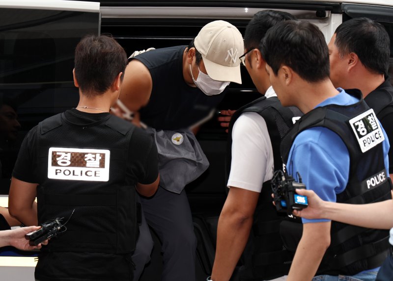 부모와 형 등 자신의 가족 3명을 살해한 30대 남성 A씨가 13일 오후 경기 부천시 인천지방법원 부천지원에서 열린 바카라사이트 정보 전 피의자 심문(영장실질심사)에 출석하고 있다. 2025.7.13/바카라사이트 정보1 ⓒ News1 구윤성 기자