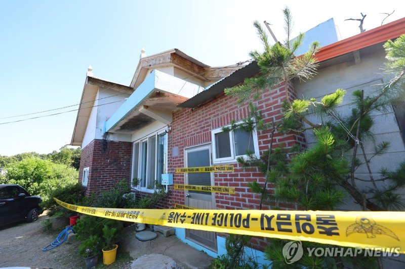 일가족 3명 살해된 주택에 설치된 폴리스라인 (출처=연합뉴스)