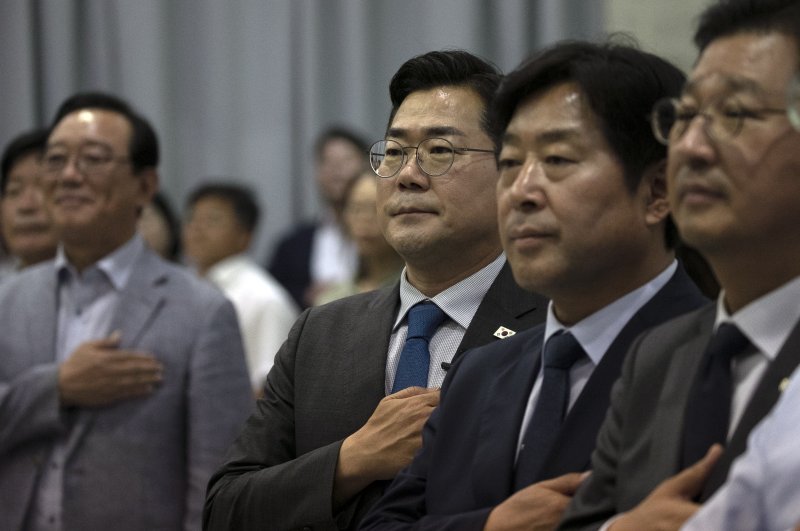 박찬대 더불어민주당 당대표 후보가 13일 먹튀없는 바카라사이트 아톰카지노시 남구 먹튀없는 바카라사이트 아톰카지노상공회의소 7층 대회의실에서 열린 게릴라 토크콘서트에 참석해 국기에 경례를 하고 있다. 2025.7.13/뉴스1 ⓒ News1 조민주 기자