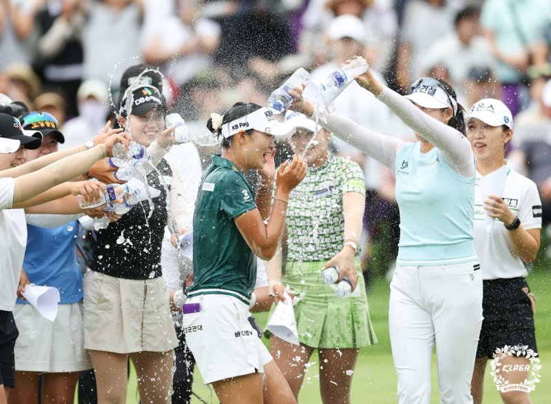 우승 축하 물세례를 받는 방신실. (출처=연합뉴스)