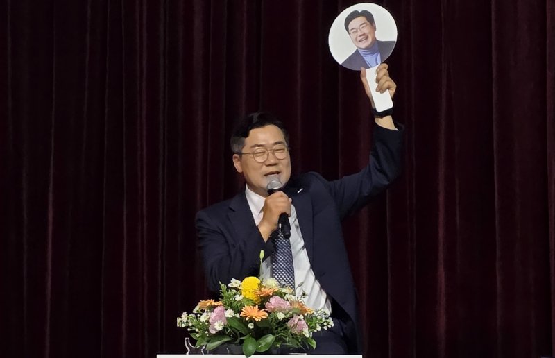 박찬대 더불어민주당 당대표 온라인 바카라사이트가 12일 충남 천안시 서북구 나사렛대학교 패치홀에서 열린 '더불어민주당 당대표 후보 게릴라 토크콘서트'에서 자신의 얼굴이 그려진 손팻말을 들고 발언 기회를 요구하고 있다. 2025.7.12/뉴스1 ⓒ News1 이시우 기자