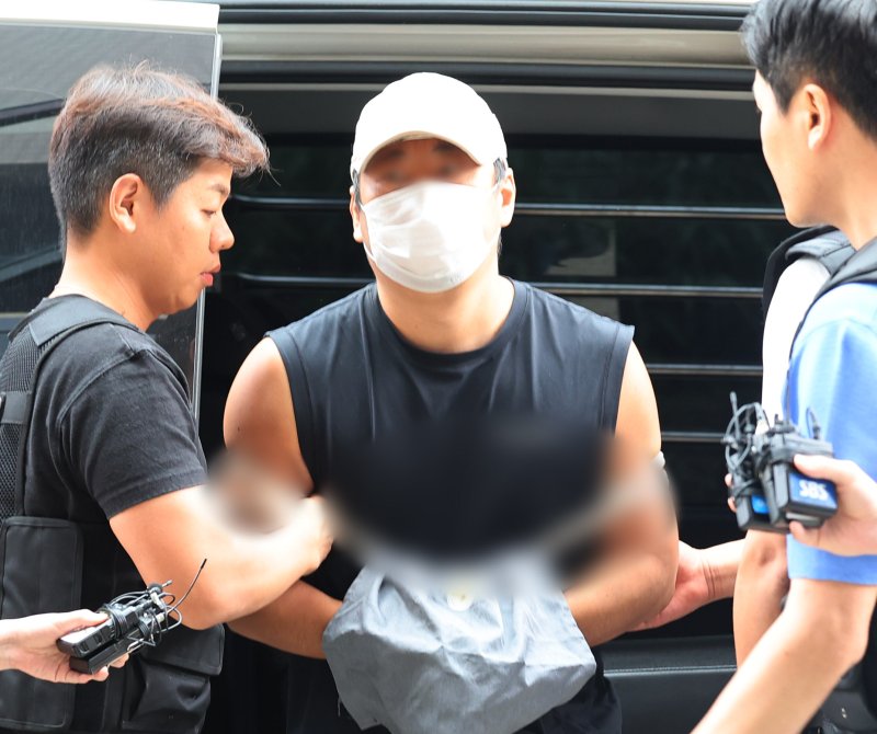 [서울=뉴시스] 전진환 기자 = 13일 오후 부천시 원미구 인천지방법원 부천지원으로 지난 10일 경기 김포시 한 단독주택에서 60∼70대 부모와 바카라사이트 가입 형 등 일가족 3명을 흉기로 바카라사이트 가입한 혐의를 받는 바카라사이트 가입 A씨가 구속 전 피의자 심문(영장실질심사)을 받기 위해 출석하고 있다. 2025.07.13. amin2@newsis.com /사진=뉴시스