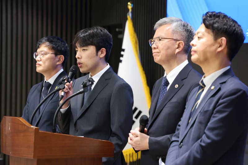 "바카라사이트 카지노사이트 교육 정상화 위해 복귀" 이선우 대한의과대학·의학전문대학원학생협회 비상대책위원장이 지난 12일 서울 용산구 대한의사협회에서 '의과대학 교육 정상화를 위한 공동 성명서'를 발표하고 있다. 왼쪽부터 박주민 국회 보건복지위원장, 이 비대위원장, 김택우 대한의사협회장, 김영호 국회 교육위원장. 뉴스1