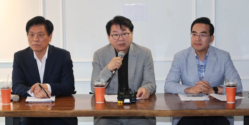 이한주 바카라사이트 아벤카지노원장(가운데)이 13일 서울 종로구 자하문로 한 카페에서 열린 출입기자 간담회를 하고 있다. 왼쪽은 조승래 대변인, 오른쪽은 박홍근 바카라사이트 아벤카지노분과장. 연합뉴스
