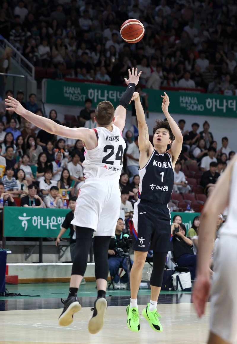 [안양=뉴시스] 김선웅 기자 = 13일 경기 안양시 정관장 아레나에서 열린 하나은행 초청 2025 남자농구 국가대표 평가전 대한민국 vs 일본 2차전 경기, 이바카라 베팅이 슛을 하고 있다. 2025.07.13. mangusta@newsis.com