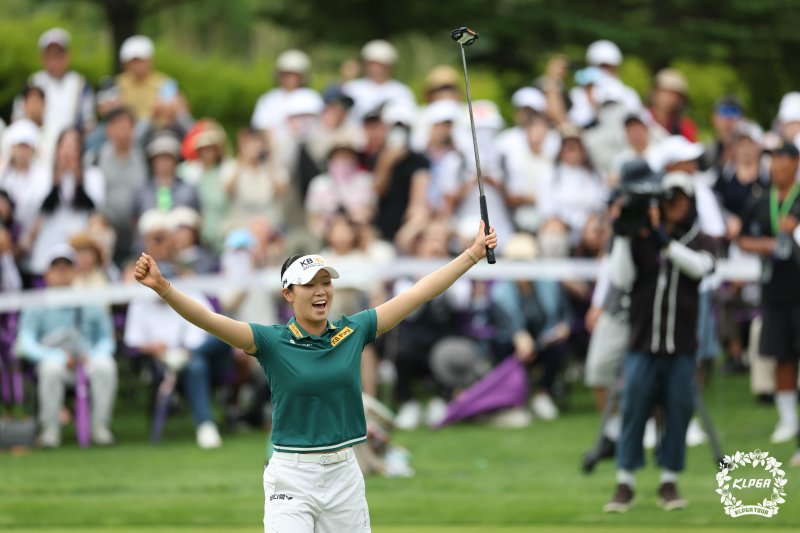 라이브스코어 바카라사이트이 13일 강원도 정선군 하이원 CC에서 열린 KLPGA 투어 하이원 리조트 여자오픈 최종 라운드에서 우승 확정 후 환호하고 있다. 2025.7.13/뉴스1
