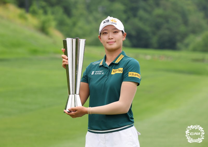 라이브스코어 바카라사이트이 13일 강원도 정선군 하이원 CC에서 열린 KLPGA 투어 하이원 리조트 여자오픈 최종 라운드에서 우승 후 트로피를 들고 기념촬영을 하고 있다. (KLPGA 제공. 재판매 및 DB 금지) 2025.7.13/뉴스1