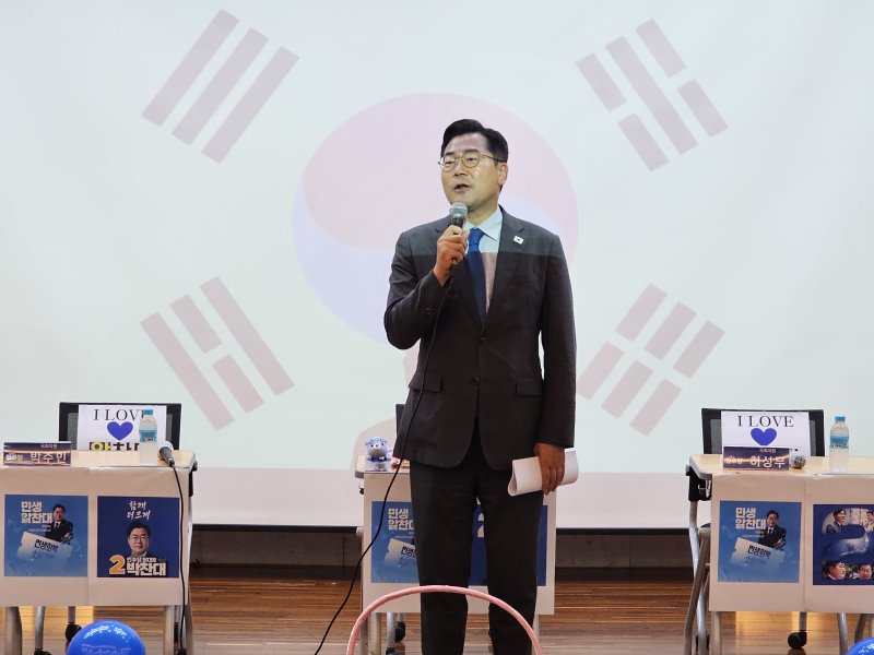 더불어민주당 대표 선거에 출마한 메이저 바카라사이트 홈런 의원이 13일 오후 창원시 의창구 창원대학교 인문대학 NH공감홀에서 열린 경남 당원 간담회에서 발언하고 있다. ⓒ 메이저 바카라사이트 홈런1 박민석 기자