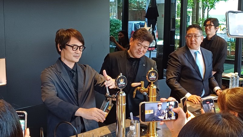 지난 11일 서울 성수동 삿포로 프리미엄 비어스탠드에서 타나베 토시히로 삿포로 바카라사이트 목록 매니저(왼쪽 첫번째)가 생바카라사이트 목록를 직접 따르고 있다. 사진=이환주 기자