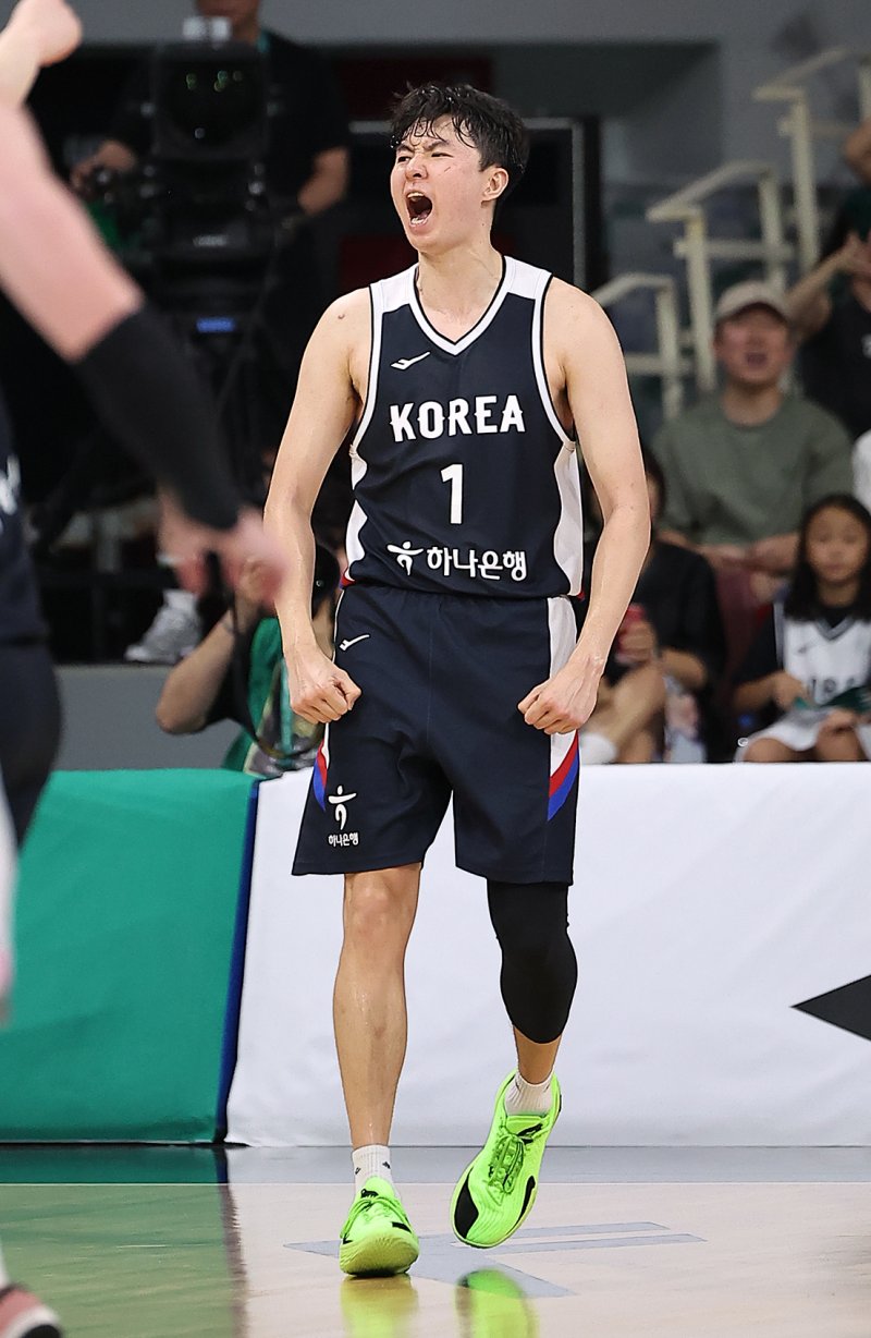13일 오후 경기도 안양 정관장 체육관에서 열린 하나은행 초청 2025 남자농구 국가대표 평가전 대한민국과 일본의 경기, 대한민국 바카라사이트 소울카지노이 2쿼터 3점슛을 성공시킨 후 포효하고 있다. 2025.7.13/바카라사이트 소울카지노1 ⓒ News1 김진환 기자