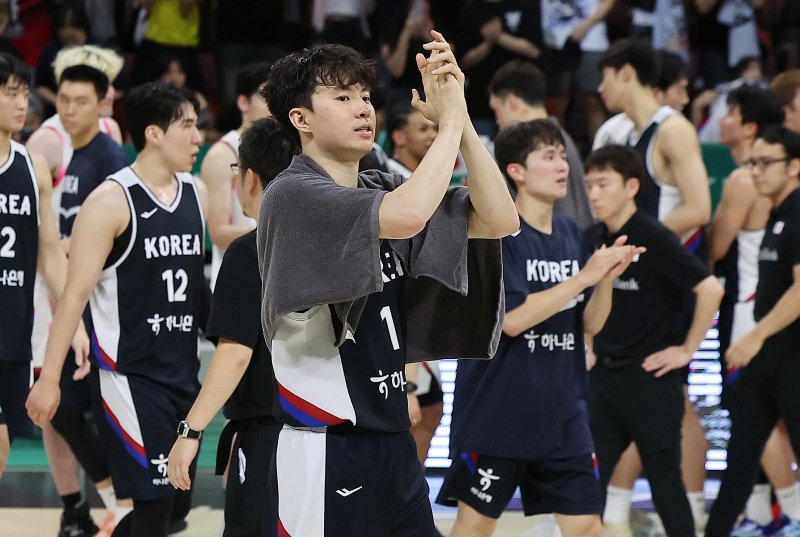 13일 오후 경기도 안양 정관장 체육관에서 열린 하나은행 초청 2025 남자농구 국가대표 평가전 대한민국과 일본의 경기에서 19득점 12리바운드로 더블더블을 기록하며 84대69 승리를 이끈 대한민국 바카라사이트 소울카지노이 팬들에게 인사하고 있다. 2025.7.13/바카라사이트 소울카지노1 ⓒ News1 김진환 기자