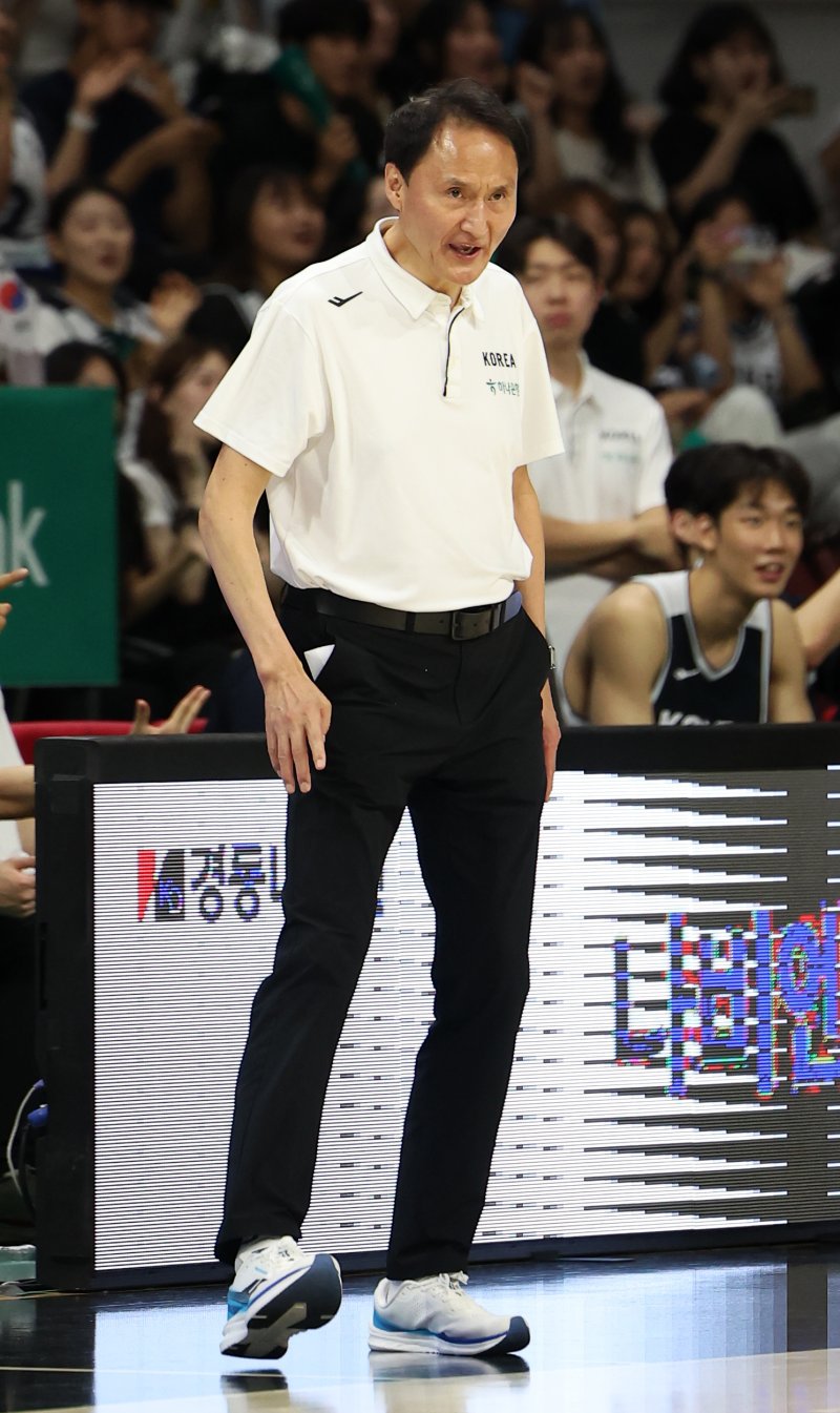 [안양=뉴시스] 김선웅 기자 = 13일 경기 안양시 정관장 아레나에서 열린 하나은행 초청 2025 남자농구 국가대표 평가전 대한민국 vs 일본 2차전 경기, 대표팀 안준호 인기있는바카라사이트이 작전을 지시하고 있다. 2025.07.13. mangusta@newsis.com