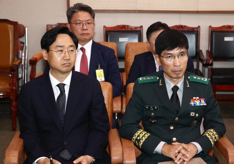 이시원 전 대통령실 공직기강비서관과 임기훈 국방대총장, 신범철 전 국방부차관이 21일 오전 서울 여의도 국회에서 열린 법제사법위원회 전체회의 순직 해병 바카라사이트 온카판 방해 및 사건 은폐 등의 진상규명을 위한 특별검사의 임명 등에 관한 법률안 관련 입법청문회에 출석해 자리에 앉아 있다. 2024.6.21/뉴스1 ⓒ News1 이광호 기자