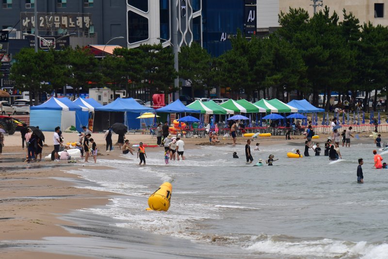 13일 오후 경북 포항시 북구 영일대해수욕장에서 바카라사이트 카지노버프객들이 더위를 식히고 있다. 2025.7.13/뉴스1 ⓒ News1 최창호 기자
