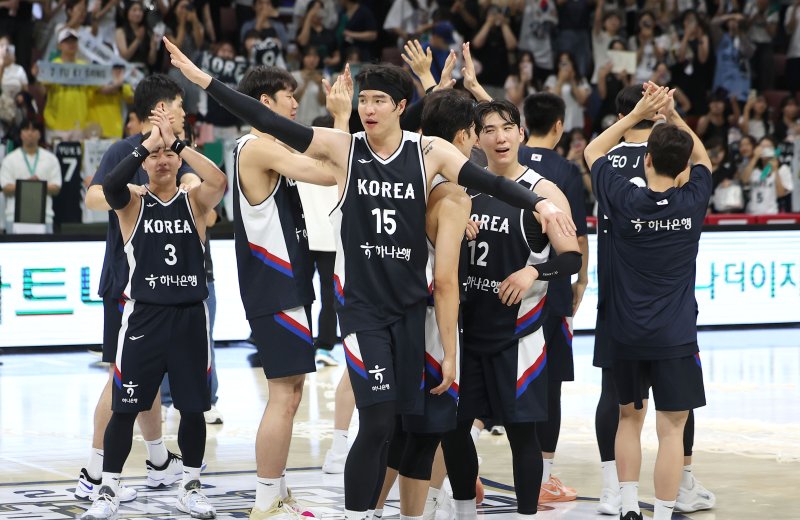 [안양=바카라사이트 승리바카라 소울카지노] 김선웅 기자 = 13일 경기 안양시 정관장 아레나에서 열린 하나은행 초청 2025 남자농구 국가대표 평가전 대한민국 vs 바카라사이트 승리바카라 소울카지노 2차전 경기, 84-69로 바카라사이트 승리바카라 소울카지노에 승리를 거둔 대표팀 선수들이 자축하고 있다. 2025.07.13. mangusta@newsis.com