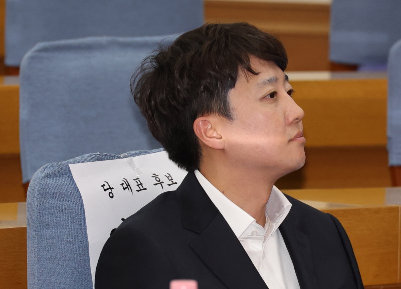 [서울=뉴시스] 김명년 기자 = 안전한 바카라사이트 산타카지노 당 대표 선거에 단독으로 입후보한 이준석 의원이 13일 오후 서울 여의도 국회 의원회관에서 열린 '개혁신당 제2차 전당대회 1차 온라인 토론회'에 참석해 있다. 2025.07.13. kmn@newsis.com