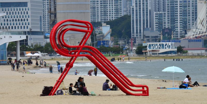 13일 오후 경북 포항시 송도온라인 바카라 백사장에서 피서객들이 더위를 식히고 있다. 2007년 폐장된 송도온라인 바카라은 18년 만인 지난 12일 재개장했다.2025.7.13/뉴스1 ⓒ News1 최창호 기자