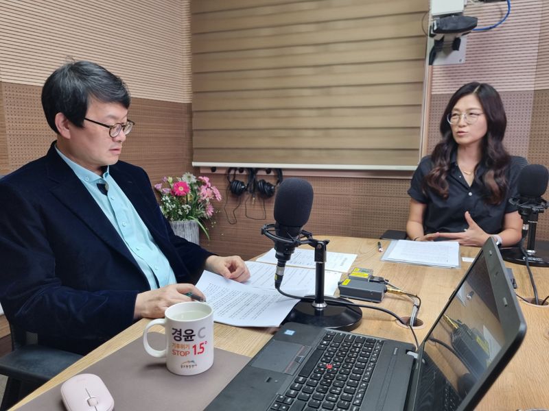 책 '그림으로 읽는 라이브 바카라 세계'의 번역자인 양경인 작가(오른쪽)가 지난 11일 서울 마포구 BBS 사옥에서 진행된 뉴스&토크 프로그램에서 불교와 요가에 대해 토론을 하고 있다. BBS 제공