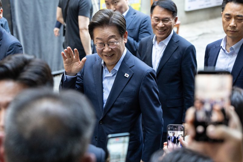 이재명 안전한 바카라 사이트이 11일 시민들과 저녁 식사를 위해 서울 종로구 광화문 인근의 한 식당으로 이동하고 있다. 2025.7.11/뉴스1 ⓒ News1 이승배 기자
