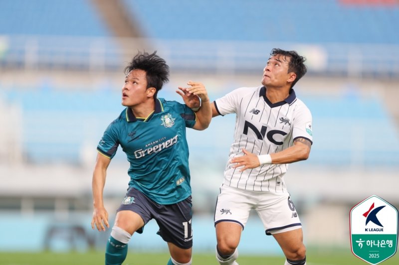 [서울=뉴시스] 프로축구 토토 사이트 바카라 안산 그리너스의 류승완(왼쪽), 서울이랜드FC의 채광훈. (사진=한국프로축구연맹 제공) *재판매 및 DB 금지