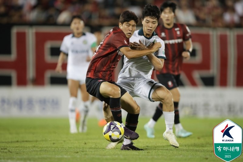 [서울=뉴시스] 프로축구 토토 사이트 바카라 부천FC1995의 박창준(왼쪽), 김포FC의 제갈재민. (사진=한국프로축구연맹 제공) *재판매 및 DB 금지
