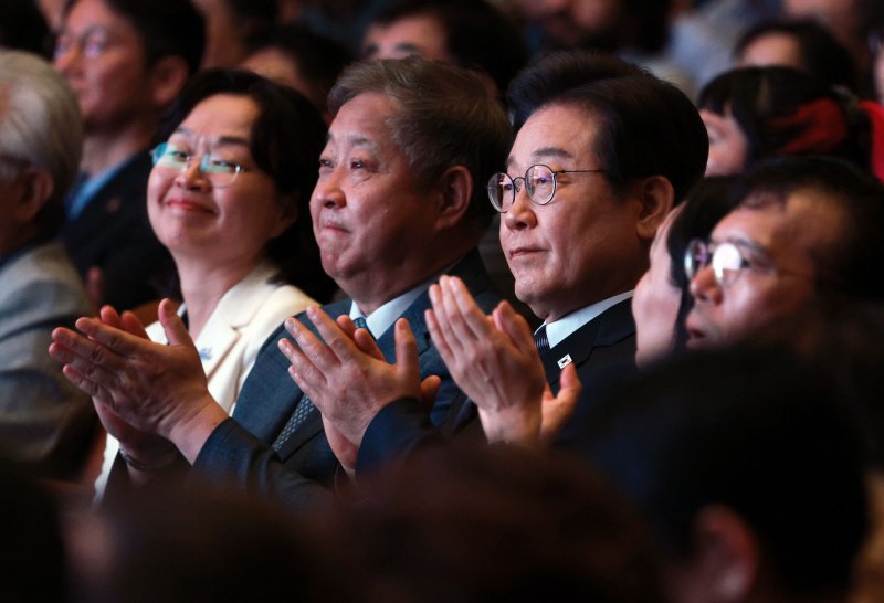[서울=뉴시스] 고범준 기자 = 이재명 라이브바카라이 13일 서울 강남구 코엑스에서 열린 2025 세계정치학회(IPSA) 서울총회 개막식에서 박수치고 있다. 2025.07.13. bjko@newsis.com