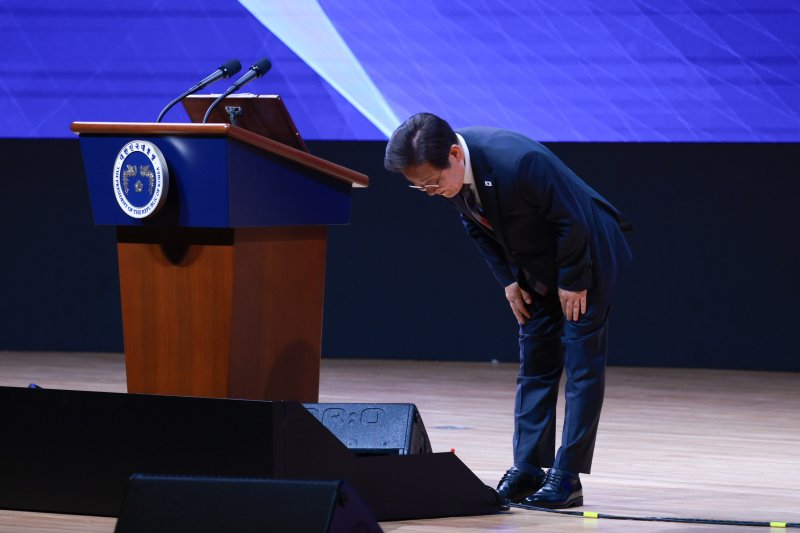 [서울=뉴시스] 고범준 기자 = 이재명 라이브바카라이 13일 서울 강남구 코엑스에서 열린 2025 세계정치학회(IPSA) 서울총회 개막식에서 기조연설을 마친 뒤 고개숙여 인사하고 있다. 2025.07.13. bjko@newsis.com