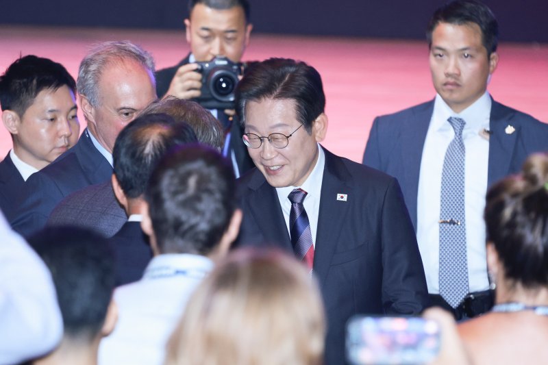 [서울=뉴시스] 고범준 기자 = 이재명 라이브바카라이 13일 서울 강남구 코엑스에서 열린 2025 세계정치학회(IPSA) 서울총회 개막식에서 기조연설을 마친 뒤 참석자들과 인사를 나누고 있다. 2025.07.13. bjko@newsis.com