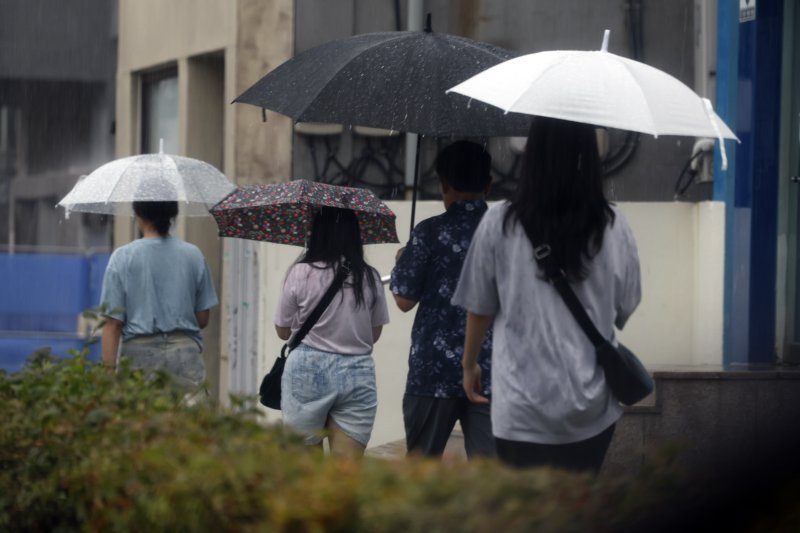 13일 광주전남 일부지역에 바카라사이트 비타임주의보가 발효된 가운데 동구 아시아문화전당 옆길에 시민들이 우산을 쓰며 걸어가고 있다. 2025.7.13/바카라사이트 비타임1 ⓒ News1 김태성 기자