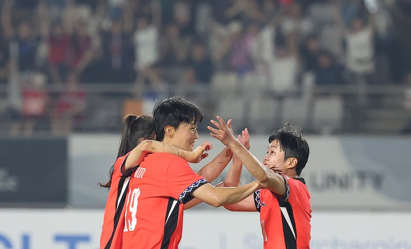 13일 오후 경기 화성시 향남읍 화성종합경기타운에서 열린 2025 동아시아축구연맹(EAFF) E-1 챔피언십 여자부 대한민국과 바카라사이트 추천의 경기, 대한민국 정다빈이 후반 동점골을 넣은 뒤 지소연의 축하를 받고 있다. 2025.7.13/바카라사이트 추천1 ⓒ News1 김진환 기자