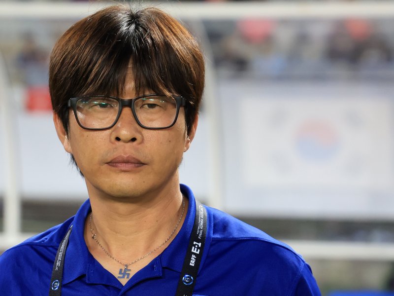 13일 오후 경기 화성시 향남읍 화성종합경기타운에서 열린 2025 동아시아축구연맹(EAFF) E-1 챔피언십 여자부 대한민국과 일본의 경기, 신상우 온라인바카라이 경기를 지켜보고 있다. 2025.7.13/온라인바카라1 ⓒ News1 김진환 기자