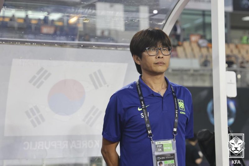 [서울=뉴시스] 황준선 기자 = 13일 오후 경기 화성시 향남읍 화성종합경기타운에서 열린 2025 동아시아온라인 바카라연맹(EAFF) E-1 챔피언십 여자부 대한민국과 일본의 경기, 한국 신상우 감독이 경기장을 바라보고 있다. (사진=대한온라인 바카라협회 제공) 2025.07.13. photo@newsis.com *재판매 및 DB 금지