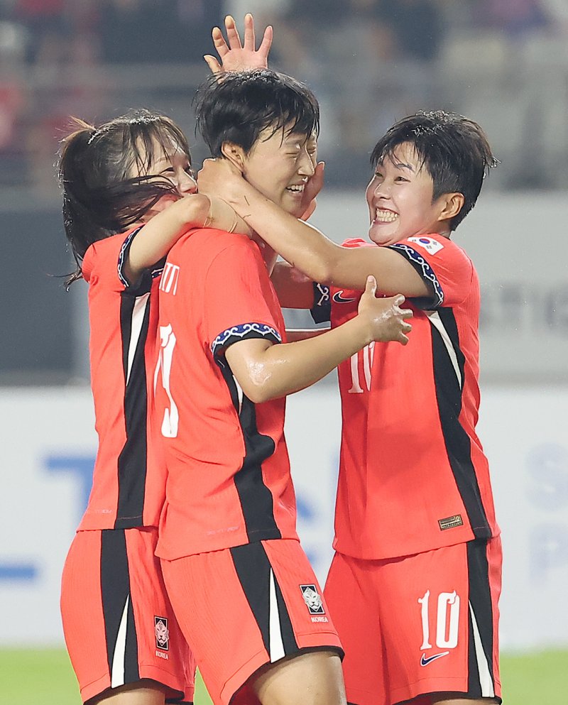 13일 오후 경기 화성시 향남읍 화성종합경기타운에서 열린 2025 동아시아축구연맹(EAFF) E-1 챔피언십 여자부 대한민국과 일본의 경기, 대한민국 바카라사이트 벳페어이 후반 동점골을 넣은 뒤 장슬기, 지소연의 축하를 받고 있다. 2025.7.13/뉴스1 ⓒ News1 김진환 기자