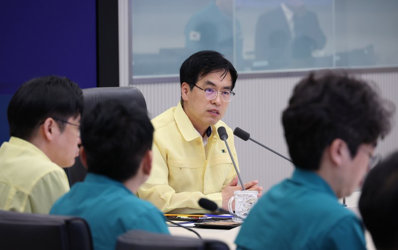 김민재 행정안전부장관 직무대행이 13일 오후 정부세종청사 중앙재난안전상황실에서 전라·사설 바카라 호우대처상황 점검회의를 주재하고 있다. (행정안전부 제공. 재판매 및 DB금지) 2025.7.13/사설 바카라1