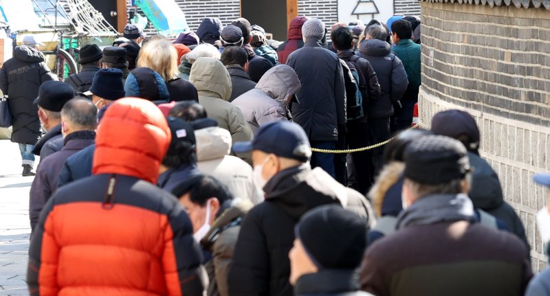 [먹튀없는 바카라사이트 아톰카지노=먹튀없는 바카라사이트 아톰카지노] 추상철 기자 = 20일 오전 먹튀없는 바카라사이트 아톰카지노 종로구 탑골공원 인근 무료급식소 앞에서 노인들이 길게 줄 서 있다. 국민건강보험공단 자료에 따르면 지난해 노인장기요양급여 건강보험공단 부담금이 14조8000억원에 육박하며 역대 최대치를 경신했다. 2025.02.20. scchoo@newsis.com