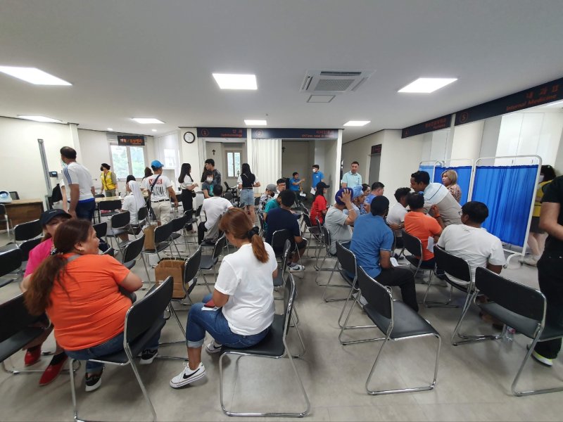 [서울=뉴시스]가톨릭메디컬엔젤스와 가톨릭중앙의료원 산하 성모바카라 베팅 의료진들은 매달 한 번 일요일에 솔모루 이주민센터에 임시 진료소를 차리고 이주민들에게 필요한 진료와 치료는 물론 약도 처방해준다. 모두 무료다. 외국인 이주민들이 진료를 기다리는 모습. (사진= 가톨릭중앙의료원 제공) 2025.07.14. photo@newsis.com.