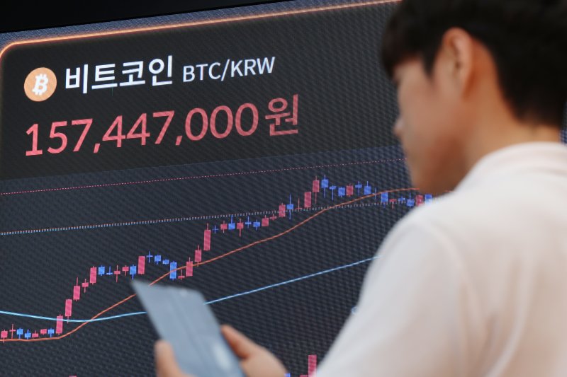 14일 서울 강남구 빗썸라운지에 전광판에 비트해시 게임 바카라 등 가상화폐 시세가 나오고 있다. /사진=뉴시스