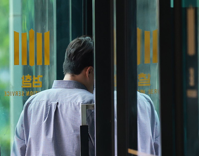 [서울=뉴시스] 이영환 기자 = 지난 7일 내란 우리카지노 바카라사이트팀(특별검사 조은석)의 사무실이 마련된 서울 서초구 서울고검 청사로 취재진이 들어가고 있다. 2025.07.14. 20hwan@newsis.com