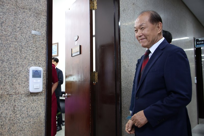 [서울=뉴시스] 김금보 기자 = 황우여 국민의힘 바카라 용어 선거관리위원장이 지난 11일 서울 여의도 국회에서 원내대표실로 들어가고 있다. 2025.07.11. kgb@newsis.com