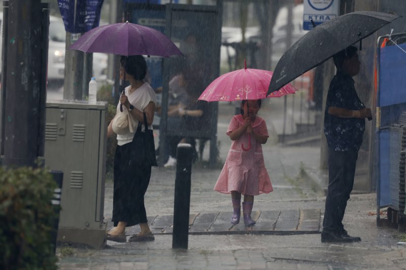 13일 광주전남 일부지역에 호우주의보가 발효된 가운데 동구 아시아문화전당 옆길에 시민들이 우산을 쓰며 걸어가고 있다. 2025.7.13/토토 바카라 사이트1 ⓒ News1 김태성 토토 바카라 사이트