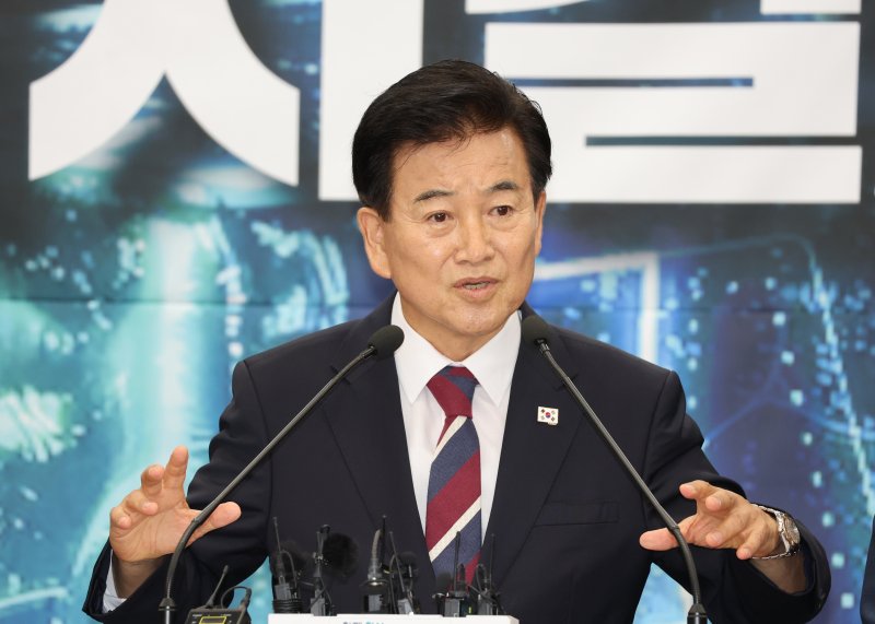 통일부 장관 바카라사이트 소닉인 정동영 더불어민주당 의원이 8일 전북 전주시 전북특별자치도청 기자회견장에서 피지컬AI 추경확보 관련 기자회견을 열고 질의에 답변을 하고 있다. 2025.7.8/뉴스1 ⓒ News1 유경석 기자