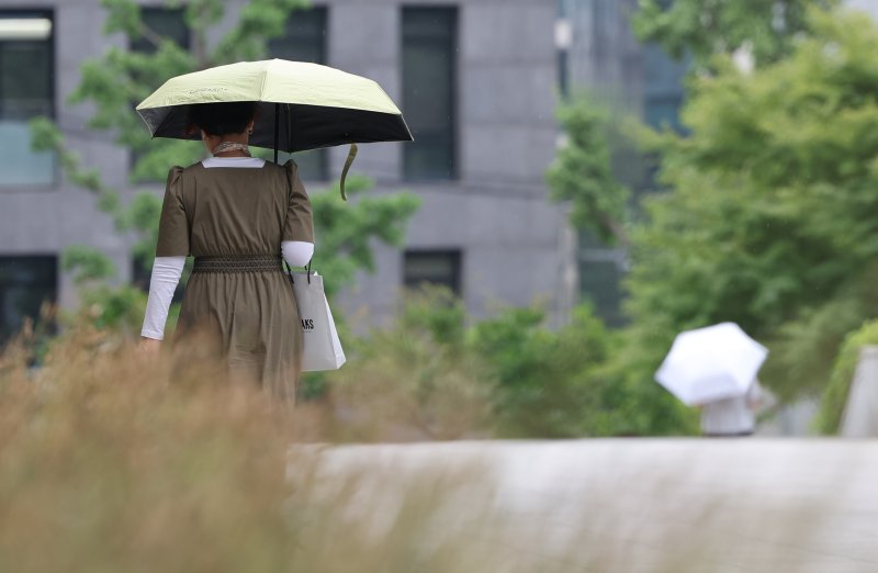 [서울=뉴시스] 황준선 기자 = 비가 내린 4일 오후 서울 서초구 서울중앙지방검찰청에서 바카라 사이트을 쓴 시민들이 발걸음을 옮기고 있다. 2025.07.04. hwang@newsis.com
