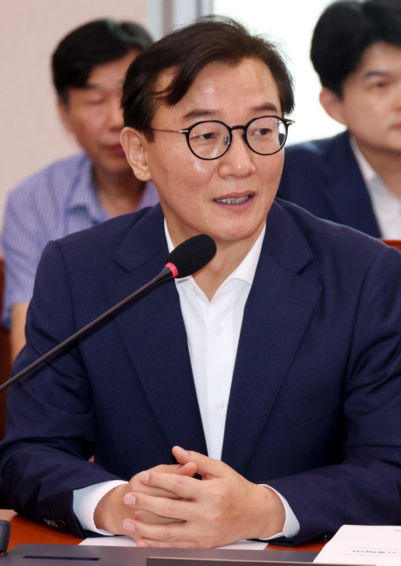 [서울=뉴시스] 조성봉 기자 = 전재수 해양수산부 장관 바카라사이트 유니벳가 4일 서울 여의도 국회에서 열린 산업통상자원중소벤처기업위원회 전체회의에서 인사말을 하고 있다. 2025.07.04. suncho21@newsis.com