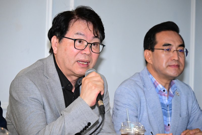 이한주 인터넷 바카라원회 위원장이 13일 서울 종로구 정부서울청사 창성동 별관 인근 카페에서 열린 기자간담회에서 모두발언을 하고 있다. (공동취재) 2025.7.13/뉴스1 ⓒ News1 김성진 기자