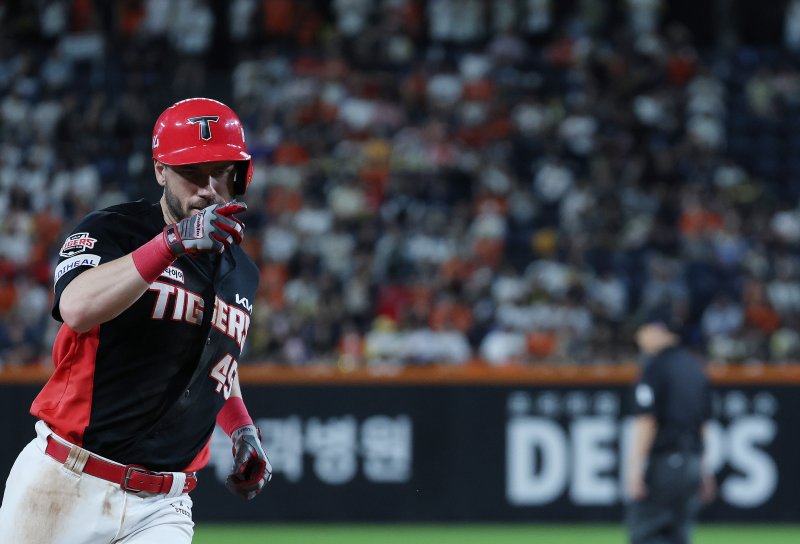 9일 오후 대전 한화생명 볼파크에서 열린 프로야구 '2025 신한 SOL뱅크 KBO 리그' 기아 타이거즈와 한화 이글스 경기에서 8회초 기아 위즈덤이 솔로홈런을 치고 환호하고 있다. 2025.7.9/뉴스1 ⓒ News1 김기태 기자