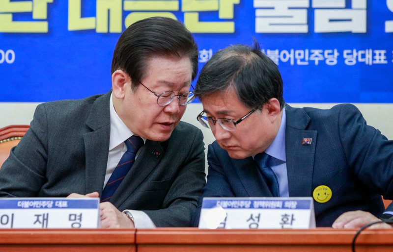 이재명 대통령이 더불어민주당 대표(왼쪽) 시절이던 2023년, 김성환 바카라사이트 쿠폰부 바카라사이트 쿠폰 후보자와 대화하고 있다. ⓒ News1 안은나 기자