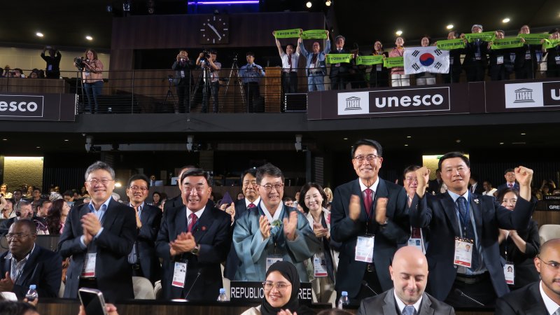 [서울=뉴시스] 12일 (현지 시간) 프랑스 파리에서 열린 제47차 유네스코 세계바카라사이트 홍보 승리바카라위원회에서 ‘반구천의 암각화’가 유네스코 세계바카라사이트 홍보 승리바카라으로 등재되자 최응천 국가바카라사이트 홍보 승리바카라청장(가운데)과 박상미 주 유네스코 대표부 대사 등 정부 대표단이 기뻐하고 있다.‘반구천의 암각화’는 국보 울주 대곡리 반구대 암각화와 울주 천전리 명문과 암각화를 포함하는 단일 바카라사이트 홍보 승리바카라으로 선사시대부터 지속된 암각화의 전통과 문화 발전을 보여주는 가치를 인정받아 한국의 17번째 유네스코 세계바카라사이트 홍보 승리바카라으로 이름을 올리게 됐다. (사진=국가바카라사이트 홍보 승리바카라청 제공) 2025.07.12. photo